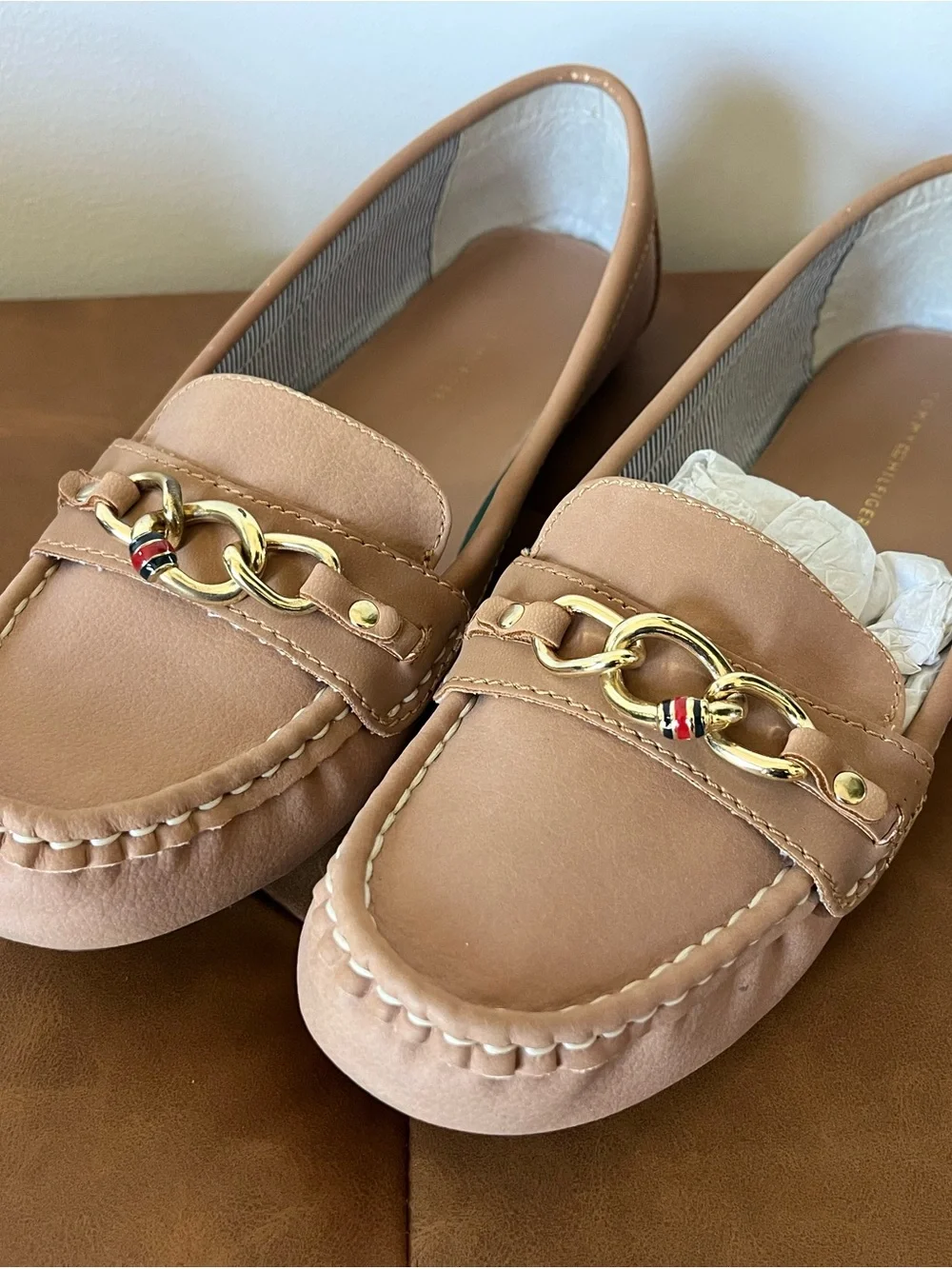 Tommy Hilfiger Camel Leather Chain Loafers with Gold Hardware - Picture 2 of 5